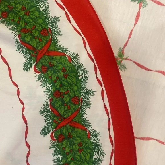 Holiday Festive Red/Green/white Oblong Tablecloth 
80 x 60 - Picture 9 of 10